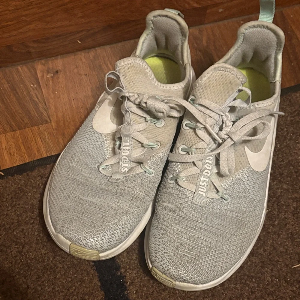 Nike Light Running Shoes - Picture 1 of 4